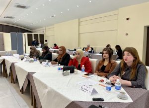 Read more about the article ( بمناسبة حملة الـ16 يوماً من النشاط لمناهضة العنف ضد المرأة )بتاريخ 6 ديسمبر 2022 نظمت WTDC وبالتعاون مع OXFAMالجلسة الحوارية الثانية لبرنامج مسار الأحالة التي استهدفت ممثلين عن وزارة الصحة و ممثلين عن منظمات المجتمع المدني تناولت الجلسة موضوع مسار الأحالة والخدمات التي تقدمها وزارة الصحة الى النساء الناجيات من العنف والتحديات التي تواجههم في تقديم الدعم وتوصيات للضحايا وكيفية التغلب عليها،، لتقديم خدمات افضل للناجيات من العنف ،، كانت الورشة تشاركية وفعالة واختتمت الجلسة <a></a>بتقديم توصيات من قبل وزارة الصحة فيما يتعلق بخطة مسار الأحالة وتقديم الدعم للناجيات من العنف